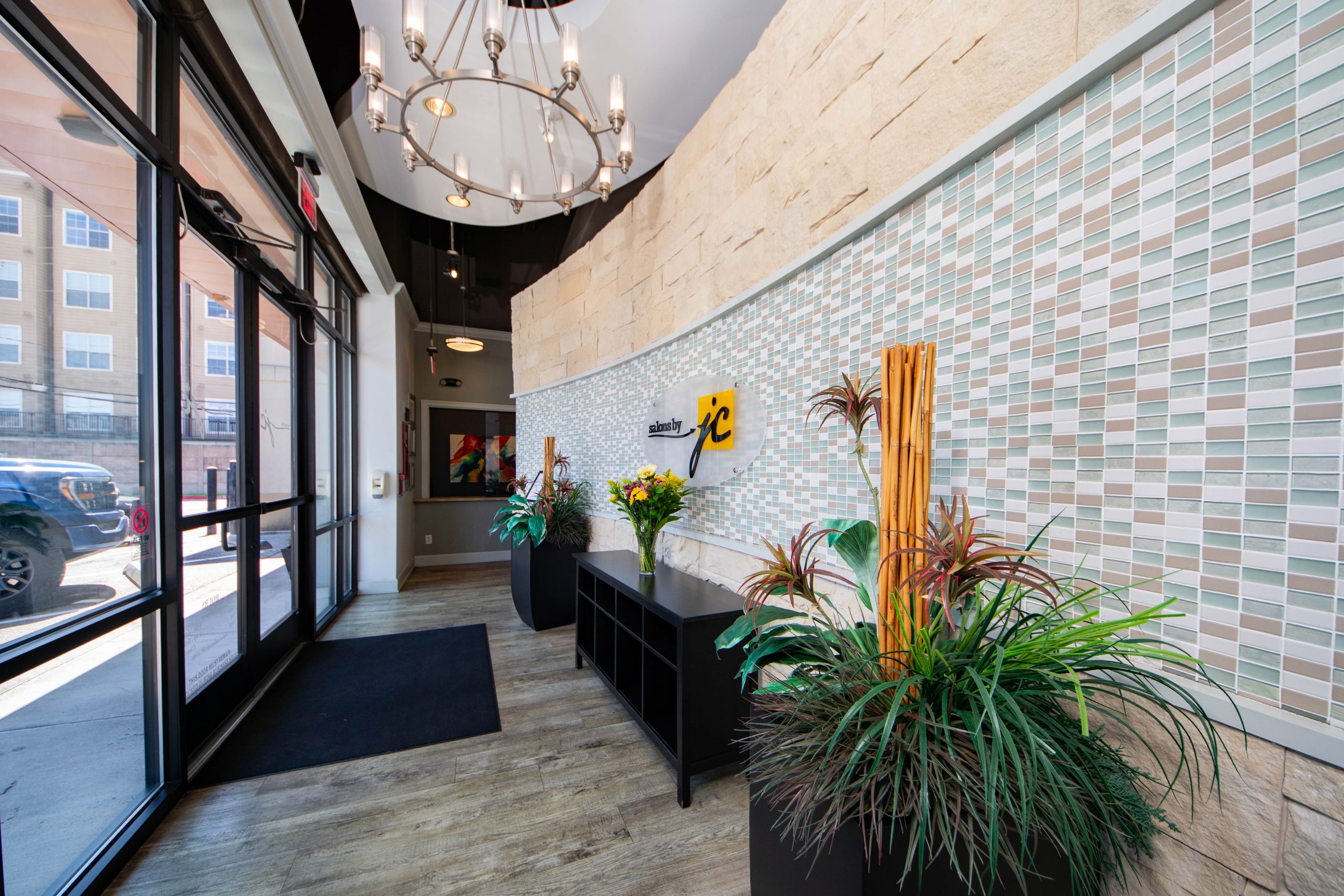 Top Salon Suite Franchise Brands: An Investor's Guide